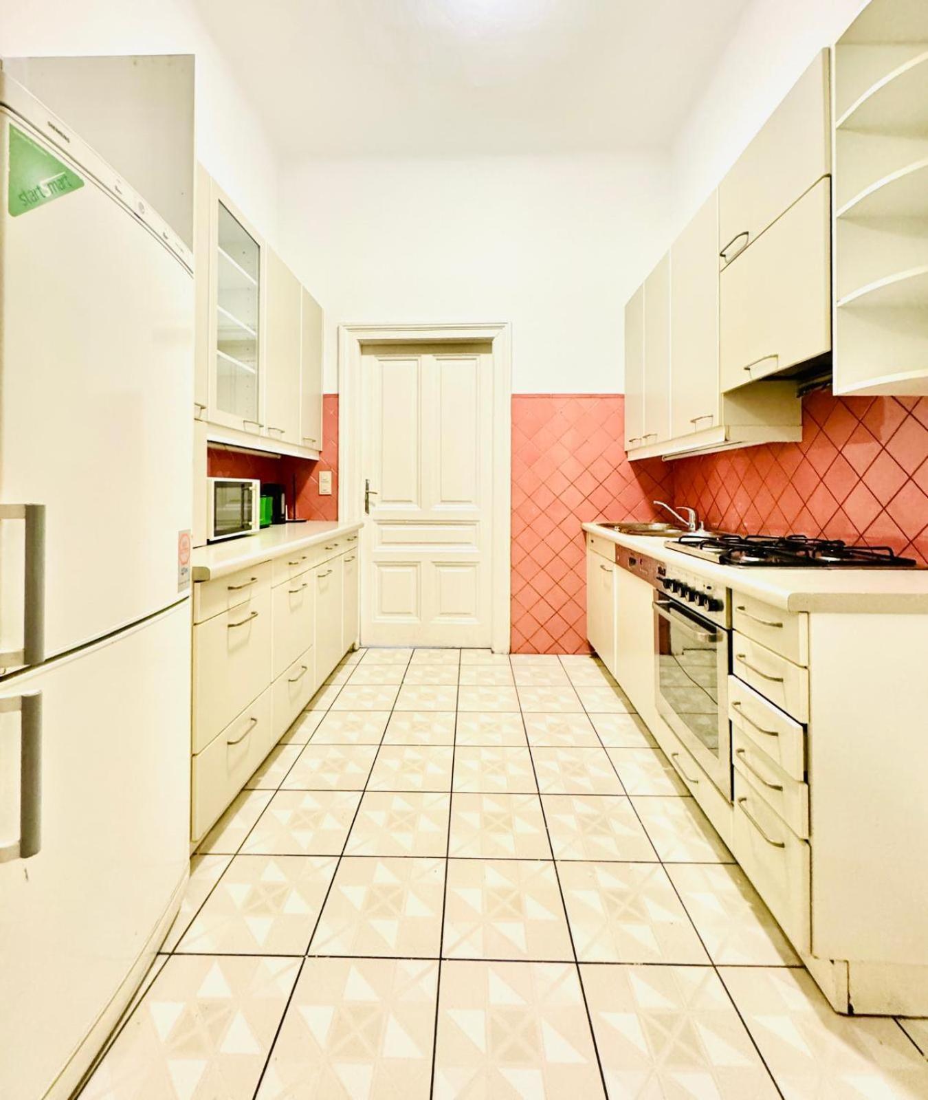 Apartment 9br For 18p, 12min Walk To Augarten Wien